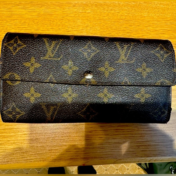 LV authentic Sarah wallet - Picture 1 of 7